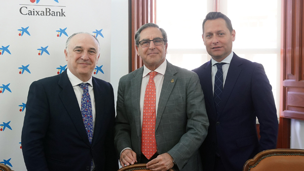 El director territorial de CaixaBank en Andalucía, Juan Ignacio Zafra, el decano del Colegio de Abogados, Leandro Cabrera, y el tesorero de la institución, José Miguel Zurita