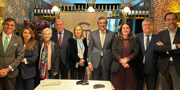 Miembros del Jurado de la IX edición del Premio, acompañados de Ofelia De Lorenzo, presidenta de la AEDS, y Ricardo De Lorenzo, presidente de honor de la AEDS y Raquel Murillo, vicepresidenta 3ª de la AEDS