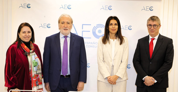 Urquiola De Palacio, presidenta de la Corte de Arbitraje de Madrid; José María Beneyto, presidente de la AEC; Marta Lalaguna, secretaria general de la Corte de Arbitraje de Madrid y del Centro Internacional Arbitraje de Madrid; y Jordi Casals, director general de la AEC