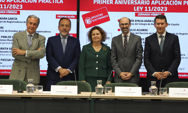 José María de Pablos, registrador de Bienes Muebles de Sevilla; Basilio Aguirre, director del Servicio de Estudios del Colegio de Registradores de España y conductor de la jornada; María Emilia Adán, decana del Colegio de Registradores; Luis Javier Arrieta, profesor titular de Derecho Civil y codirector de la Cátedra de Derecho Registral en la Universidad de Navarra y Miguel Ángel Pascua, doctor en Derecho y oficial del Registro de Burgos