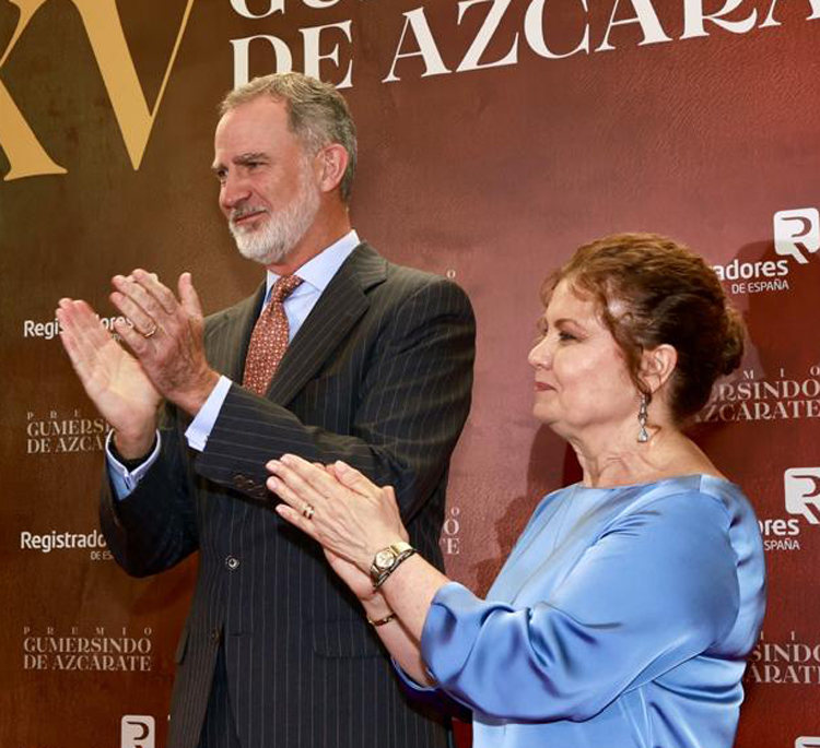 Felipe VI y la decana del Colegio de Registradores, María Emilia Adán