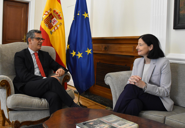 El ministro de la Presidencia, Justicia y Relaciones con las Cortes, Félix Bolaños, y Concepción Barrio, presidenta del Consejo General del Notariado