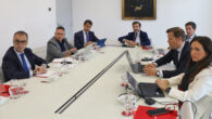 Por parte de la Abogacía Española: Federico Bravo, presidente de la Subcomisión de Derecho Mercantil; Miguel Hermosa, presidente de la Subcomisión de Justicia Digital; y Borja Vargues, secretario general técnico. Por parte del Colegio de Registradores: Vicente Guilarte, asesor; Ignacio González, director de Innovación; José Soriano, director del Servicio de Sistemas de Información, y Dulce Calvo, vocal de Responsabilidad Corporativa.