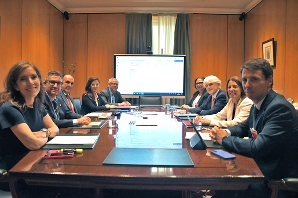 Por el CGPJ: Isabel de Rada, vicesecretaria; los vocales José Carlos Orga, José Antonio Montero, Lucía Avilés y Luis Martín Contreras. Por la Abogacía: Encarna Orduna, secretaria general; Salvador González, presidente; Cristina Vallejo, decana del Colegio de Barcelona, y Borja Vargues, secretario general técnico