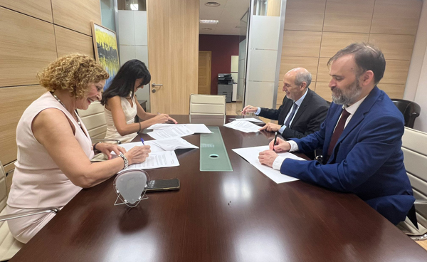 María Ángeles Ugalde y Laura Aradilla firman su incorporación a Gaona