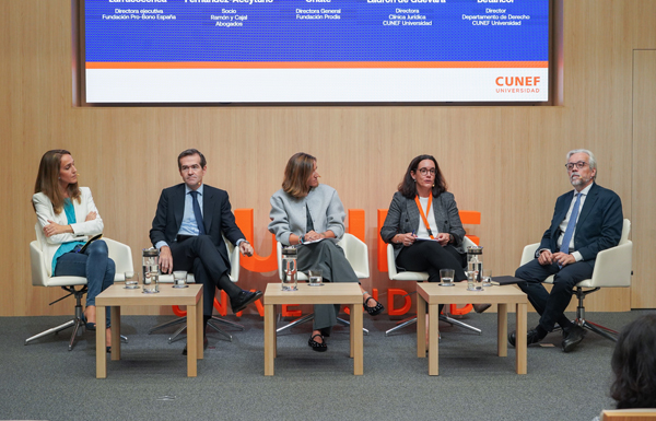 Leire Larracoechea, directora ejecutiva de la Fundación Pro Bono España; Ramón Fernández-Aceytuno, socio de Ramón y Cajal Abogados; Valle Oñate, directora general de la Fundación Prodis; Carmen Ladrón de Guevara, directora de la Clínica Jurídica de CUNEF Universidad; y Andrés Betancor, director del Departamento de Derecho de CUNEF Universidad