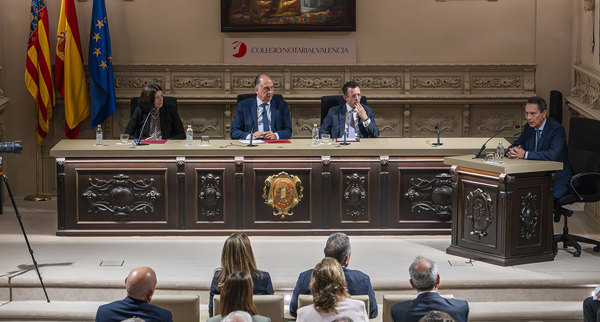 la presidenta del Consejo General del Notariado, Concepción Pilar Barrio Del Olmo; el conseller de Emergencias e Interior, Juan Carlos Valderrama; el decano del Colegio Notarial de Valencia, José Carmelo Llopis y el decano del Colegio Notarial de Castilla-La Mancha, Luis Enrique Mayorga Alcázar.
