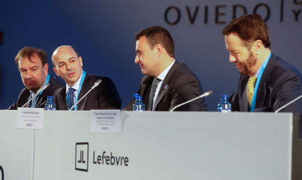 Fernando Fernández Vallinas, delegado territorial de AEDAF en Asturias y León, Bernardo Bande, presidente de AEDAF, Juan Manuel Herrero de Egaña, vocal responsable de Estudios e Investigación y de Relaciones Institucionales de AEDAF y Guillermo Peláez Álvarez, consejero de Hacienda y Justicia del Principado de Asturias