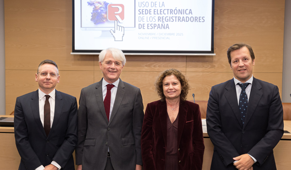 Miguel Hermosa, presidente de la Subcomisión de Justicia Digital del Consejo General de la Abogacía Española; Salvador González, presidente de la Abogacía Española; Mª Emilia Adán, decana del Colegio de Registradores de la Propiedad y Mercantiles; y José Soriano Ramírez, director del Servicio de Sistemas de Información de Registradores de España.