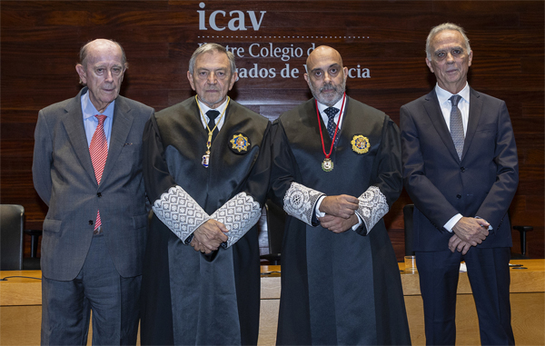 Tomás Sala, catedrático de la UV; Ángel Blasco, el magistrado premiado; José Soriano, decano del ICAV y Javier Lluch, presidente de la Sala de lo Social