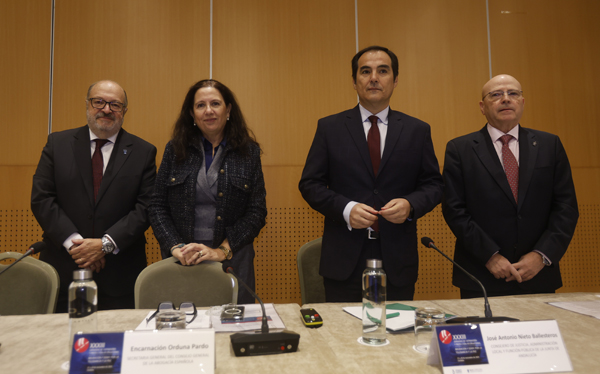 José Carlos Arias, decano del Colegio de la Abogacía de Córdoba; Encarna Orduna, secretaria general de la Abogacía; José Antonio Nieto, consejero de Justicia de la Junta de Andalucía y Blas Imbroda, presidente de la Subcomisión de Extranjería y Protección Internacional de la Abogacía