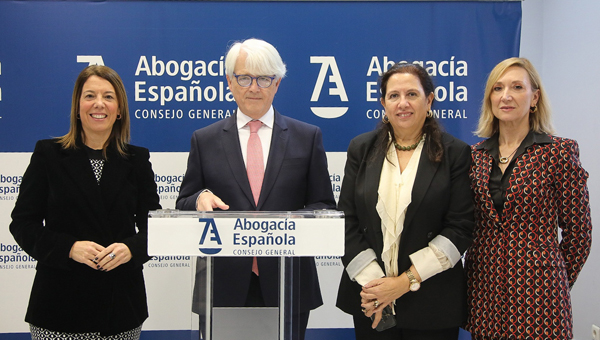 la decana de Barcelona Cristina Vallejo, el presidente de la Abogacía Salvador González, la secretaria general Encarna Orduna y Marga Cerro, vicesecretaria general