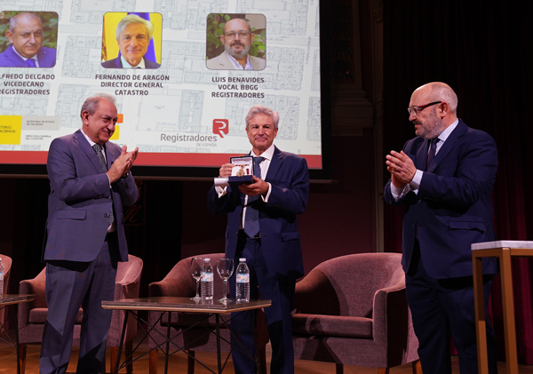 Alfredo Delgado, vicedecano del Colegio de Registradores; Fernando de Aragón, director general de Catastro y Luis Manuel Benavides, Vocal de Medio Ambiente de Bases Graficas del Colegio de Registradores