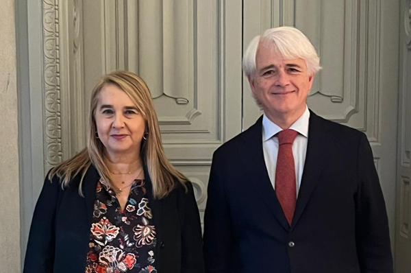 Las directora de Innovación y Contenidos de Aranzadi LA LEY, Cristina Retana. y el presidente de la Abogacía, Salvador González