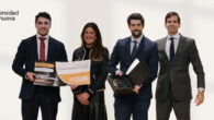 Antonio Benítez Ostos, Socio Director de Administrativando Abogados y Ester Mocholí Ferrándiz, Rectora de la Universidad Villanueva junto a los ganadores