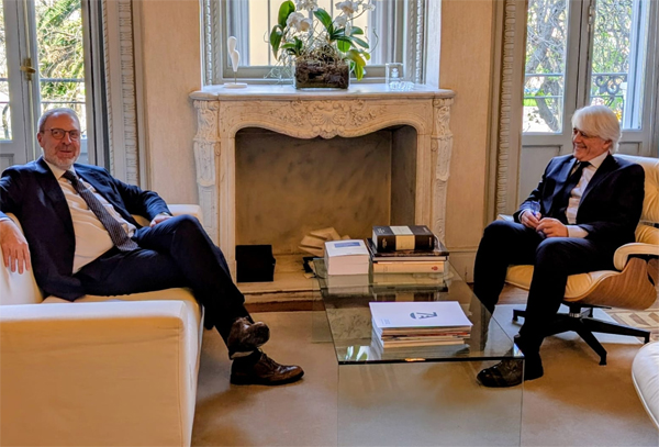 Kristján Andri Stefánsson, embajador de Islandia en España, y Salvador González