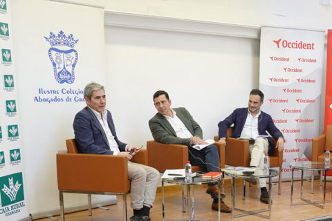 2- El magistrado Miguel Pasquau (izquierda) y el periodista Quico Chirino (derecha), acompañados por Rafael López Guarnido