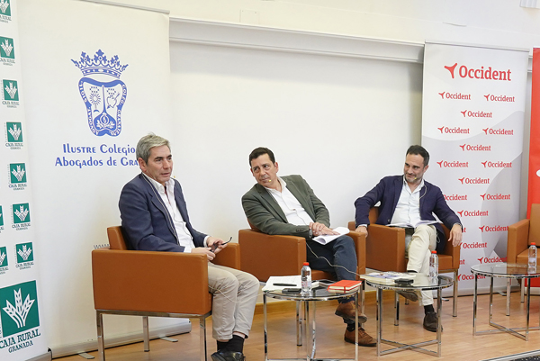 2-El magistrado Miguel Pasquau (izquierda) y el periodista Quico Chirino (derecha), acompañados por Rafael López Guarnido