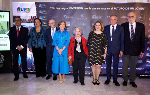 La presidenta de UP2U con algunos de los nuevos embajadores