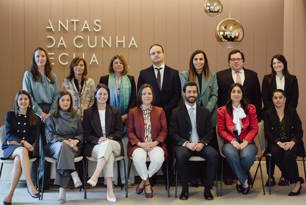 De pie (de izquierda a derecha): Jane Kirby, Isabel Moraes Cardoso, Isabel Abalada Matos, Ricardo Reis, Ana Carla Lázaro, André Levi y Maria Lunet Soeiro. Sentadas (de izquierda a derecha): Cristina Pires Pinto, Ana Pires da Silva, Diana Laezza, Filipa Esperança, Francisco Cordeiro Ferreira, Margarida Ferreira Marques y Ana Luísa Neves.
