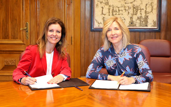 La decana-presidenta del Colegio de Registradores, Rosario Jiménez Rubio y la directora general de la Fábrica Nacional de Moneda y Timbre - Real Casa de la Moneda (FNMT-RCM) Isabel Valldecabres Ortiz