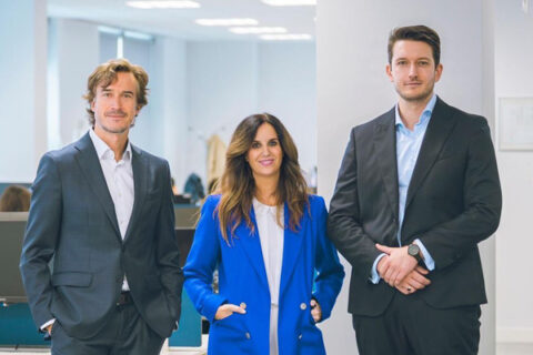 Carlos Saiz (vicepresidente de ECIX), Esmeralda Saracibar (socia) y Gary Robertson