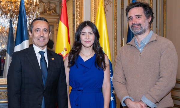 Roberto León Parili, Maria Bethania León y - Damien Croce, Coordinador de ANAUCO en Francia