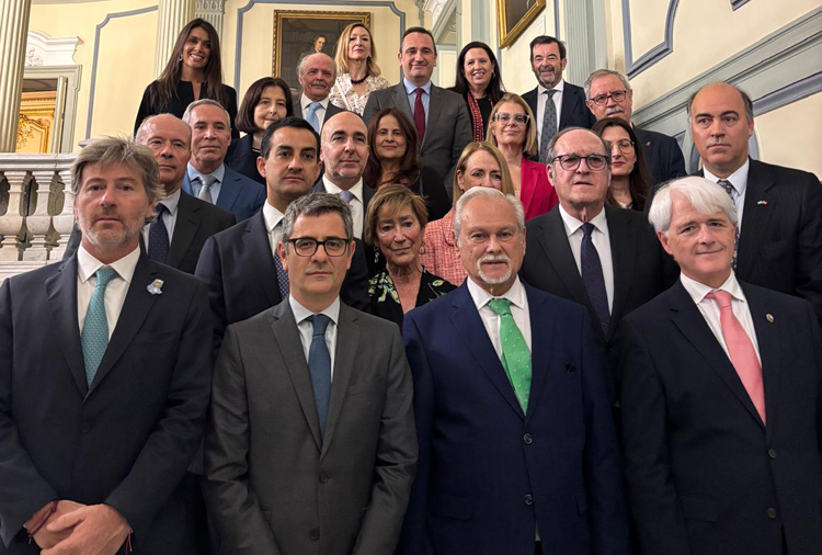 Salvador González, presidente del Consejo General de la Abogacía Española; Félix Bolaños, ministro de la Presidencia, Justicia y Relaciones con las Cortes; Juan Bautista Mahiques, ministro de Justicia de República Argentina y Carlos Alberto Andreucci, presidente de la Unión Iberoamericana de Colegios y Agrupaciones de Abogados (UIBA).
