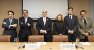 José María Ayala, secretario técnico del Observatorio de Cumplimiento de la Cámara de Comercio de España, socio director en Ayala de la Torre Abogados; Julián Sánchez Melgar, magistrado del Tribunal Supremo; Salvador González, presidente del Consejo General de la Abogacía Española; Consuelo Madrigal, fiscal de Sala de la Sección Penal del Tribunal Supremo; Alfonso Díaz-Ambrona, secretario general de la Cámara de Comercio de España e Ignacio Gally, decano del Colegio de la Abogacía de Alicante.