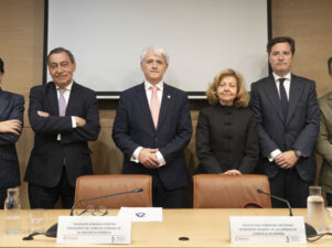 José María Ayala, secretario técnico del Observatorio de Cumplimiento de la Cámara de Comercio de España, socio director en Ayala de la Torre Abogados; Julián Sánchez Melgar, magistrado del Tribunal Supremo; Salvador González, presidente del Consejo General de la Abogacía Española; Consuelo Madrigal, fiscal de Sala de la Sección Penal del Tribunal Supremo; Alfonso Díaz-Ambrona, secretario general de la Cámara de Comercio de España e Ignacio Gally, decano del Colegio de la Abogacía de Alicante.