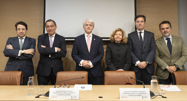 José María Ayala, secretario técnico del Observatorio de Cumplimiento de la Cámara de Comercio de España, socio director en Ayala de la Torre Abogados; Julián Sánchez Melgar, magistrado del Tribunal Supremo; Salvador González, presidente del Consejo General de la Abogacía Española; Consuelo Madrigal, fiscal de Sala de la Sección Penal del Tribunal Supremo; Alfonso Díaz-Ambrona, secretario general de la Cámara de Comercio de España e Ignacio Gally, decano del Colegio de la Abogacía de Alicante.