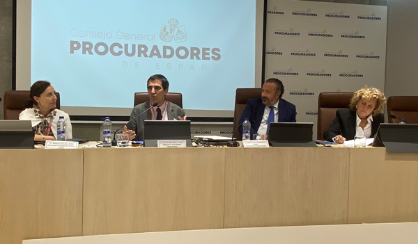 Sonia Calaza López , Decana de la Facultad de Derecho; Antonio Del Moral, Magistrado de la Sala Segunda del TS; Alberto Garcia Barrenechea presidente del CGPE Y Mararená Ollè Presidenta de la Comisión de Formación y Universidades del Consejo General de Procuradores de España (CGPE)