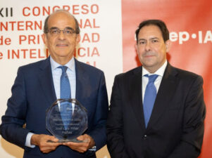 José Luis Piñar Mañas y Miguel Recio, presidente de APEP·IA