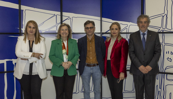 Cristina Retana, directora de Contenidos e Innovación de Aranzadi LA LEY; Amparo Valcarce, secretaria de Estado de Defensa; Luis Enrique García, vicerrector de la Universidad Carlos III de Madrid; Cristina Sancho, presidenta de la Fundación Aranzadi LA LEY; y Antonio Descalzo, decano de la Facultad de Ciencias Sociales y Jurídicas de la Universidad Carlos III de Madrid