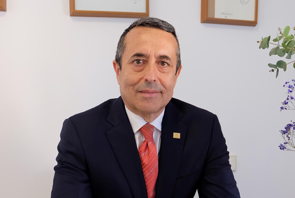 Roberto León