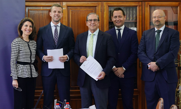 Rosa Márquez, directora coordinadora de Instituciones Andalucía de CaixaBank; Javier Rivas, director de Área de Negocio de Granada Capital Norte de la entidad financiera; Leandro Cabrera, decano de la Corporación profesional; José Miguel Zurita, tesorero del Colegio; y Roberto Rodríguez, director de Instituciones de Granada del banco