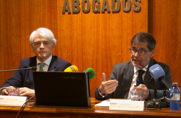 Salvador González, presidente del Consejo General de la Abogacía Española, y Ángel Méndez, presidente de la Comisión de Asistencia Jurídica Gratuita de la Abogacía Española y decano de Cartagena