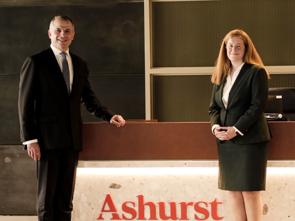 Paul Jenkins (CEO) y Karen Davies (Presidenta Global)