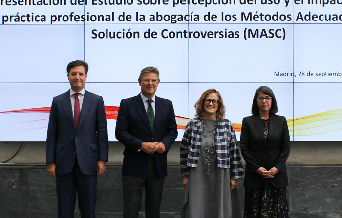 Adolfo Díaz-Ambrona, secretario general de la Cámara de Comercio de España vicepresidente del CEM; Rafael Catalá, presidente del CEM; Cristina Jiménez Savurido, presidente de Fide y vocal del CEM, y Helena Soleto, catedrática de Derecho Procesal de la Universidad Carlos III de Madrid y vocal del CEM