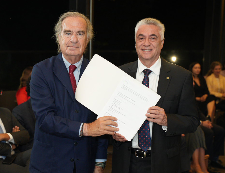 José María Alonso, presidente de CIIAM, y Jorge Villegas Betancur, vicepresidente de Asuntos Legales y Corporativos de la CCMA