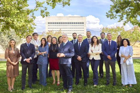 Alfonso Labella Medina y los representantes electos de la futura de la Junta de Gobierno del Colegio de Abogados de Granada
