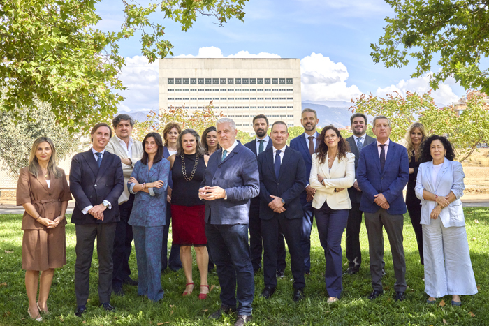 Alfonso Labella Medina y los representantes electos de la futura de la Junta de Gobierno del Colegio de Abogados de Granada