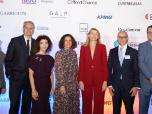 Patricia Valentí, directora de Esade Alumni, Daniel Girona, de ESTEVE Healthcare, Almudena Arpón de Mendívil, socia de Gómez-Acebo & Pombo, Delia Castaños, representante nacional de AIJA en España, Virgina Beltramini, directora de Legal & Assurance y secretaria del Consejo de MOEVE, Rubén Ferrer, presidente del Club de Derecho de Esade Alumni, Jorge Castiñeria, decano de Esade Law School