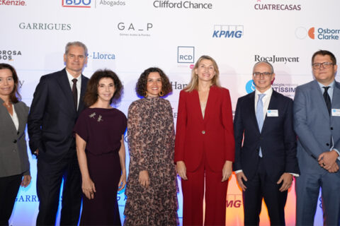 Patricia Valentí, directora de Esade Alumni, Daniel Girona, de ESTEVE Healthcare, Almudena Arpón de Mendívil, socia de Gómez-Acebo & Pombo, Delia Castaños, representante nacional de AIJA en España, Virgina Beltramini, directora de Legal & Assurance y secretaria del Consejo de MOEVE, Rubén Ferrer, presidente del Club de Derecho de Esade Alumni, Jorge Castiñeria, decano de Esade Law School