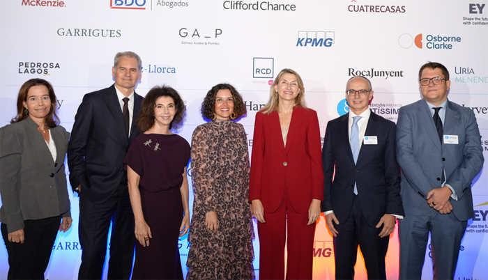 Patricia Valentí, directora de Esade Alumni, Daniel Girona, de ESTEVE Healthcare, Almudena Arpón de Mendívil, socia de Gómez-Acebo & Pombo, Delia Castaños, representante nacional de AIJA en España, Virgina Beltramini, directora de Legal & Assurance y secretaria del Consejo de MOEVE, Rubén Ferrer, presidente del Club de Derecho de Esade Alumni, Jorge Castiñeria, decano de Esade Law School