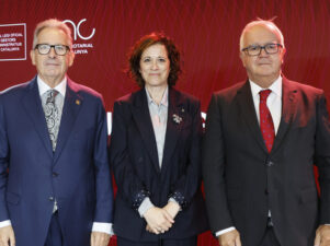 El presidente del Colegio Oficial de Gestores Administrativos de Cataluña, Josep Ribó; la directora general de Servicios Digitales y Experiencia Ciudadana de la Generalitat de Cataluña, Ester Manzano Peláez; y el decano del Colegio Notarial de Cataluña, José Alberto Marín