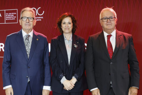 El presidente del Colegio Oficial de Gestores Administrativos de Cataluña, Josep Ribó; la directora general de Servicios Digitales y Experiencia Ciudadana de la Generalitat de Cataluña, Ester Manzano Peláez; y el decano del Colegio Notarial de Cataluña, José Alberto Marín