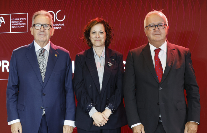 El presidente del Colegio Oficial de Gestores Administrativos de Cataluña, Josep Ribó; la directora general de Servicios Digitales y Experiencia Ciudadana de la Generalitat de Cataluña, Ester Manzano Peláez; y el decano del Colegio Notarial de Cataluña, José Alberto Marín